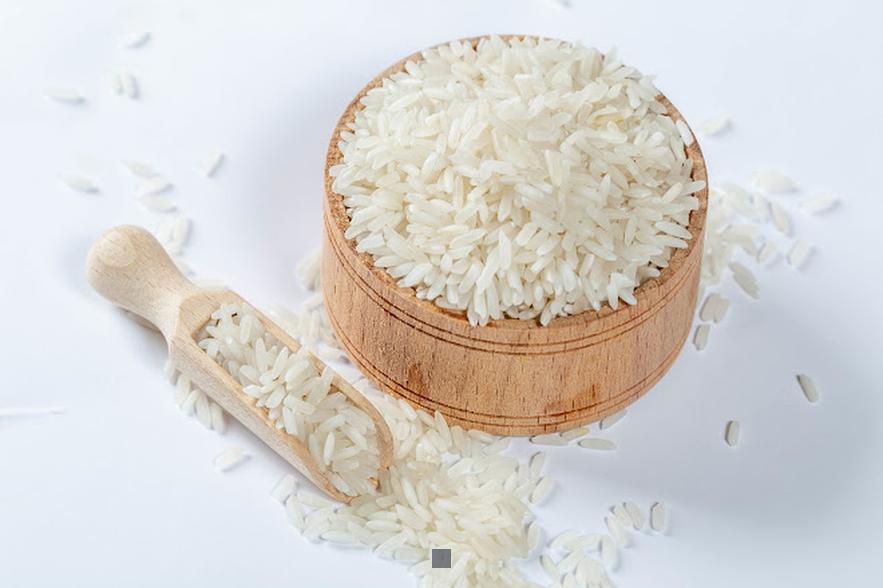 Combien de fois le poids du riz cru augmente-t-il une fois cuit?