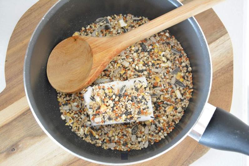 Peut-on nourrir les oiseaux du jardin avec du riz cuit ? Découvrez la réponse ici !