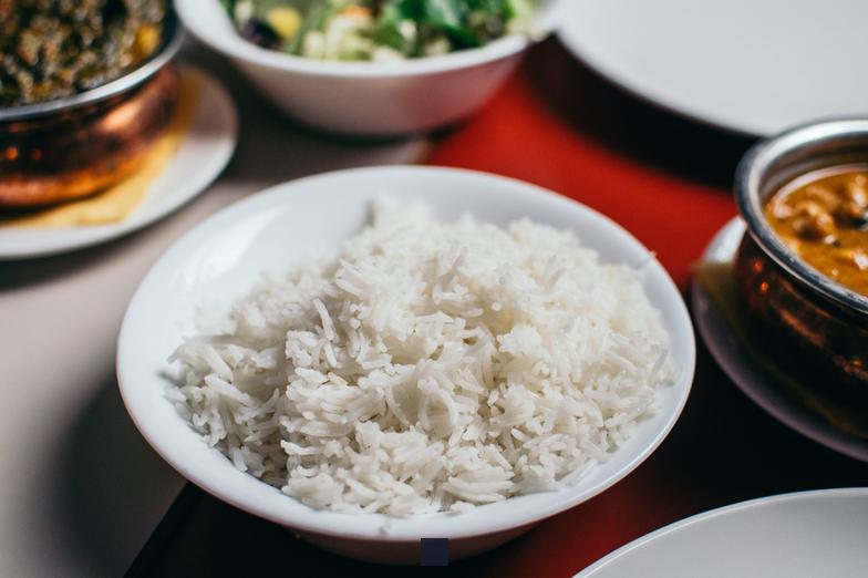 Quelle quantité de riz cru nécessitez-vous pour obtenir 100g de riz cuit?